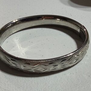 Vintage Crafmere Sterling Etched Bangle 7"
(3)